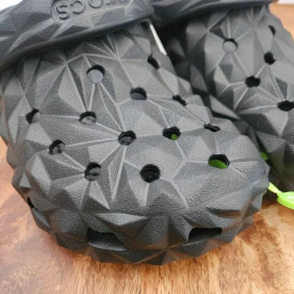 Crocs Classic Clog Unisex Black Women 6 Men 4 Geometric Shoes 209563-001 New - Picture 6 of 7